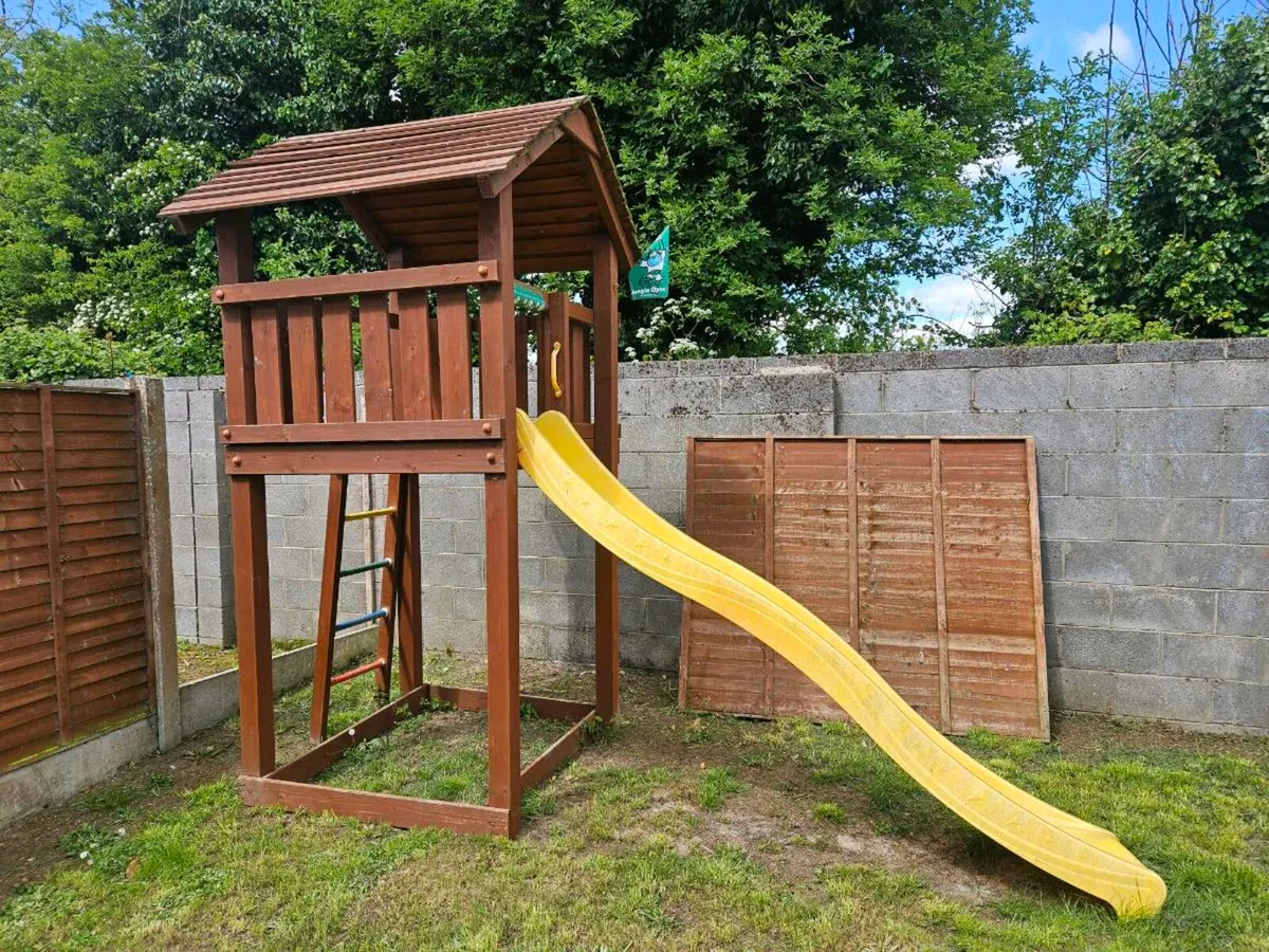 Children's outdoor play house and slide - Image 1