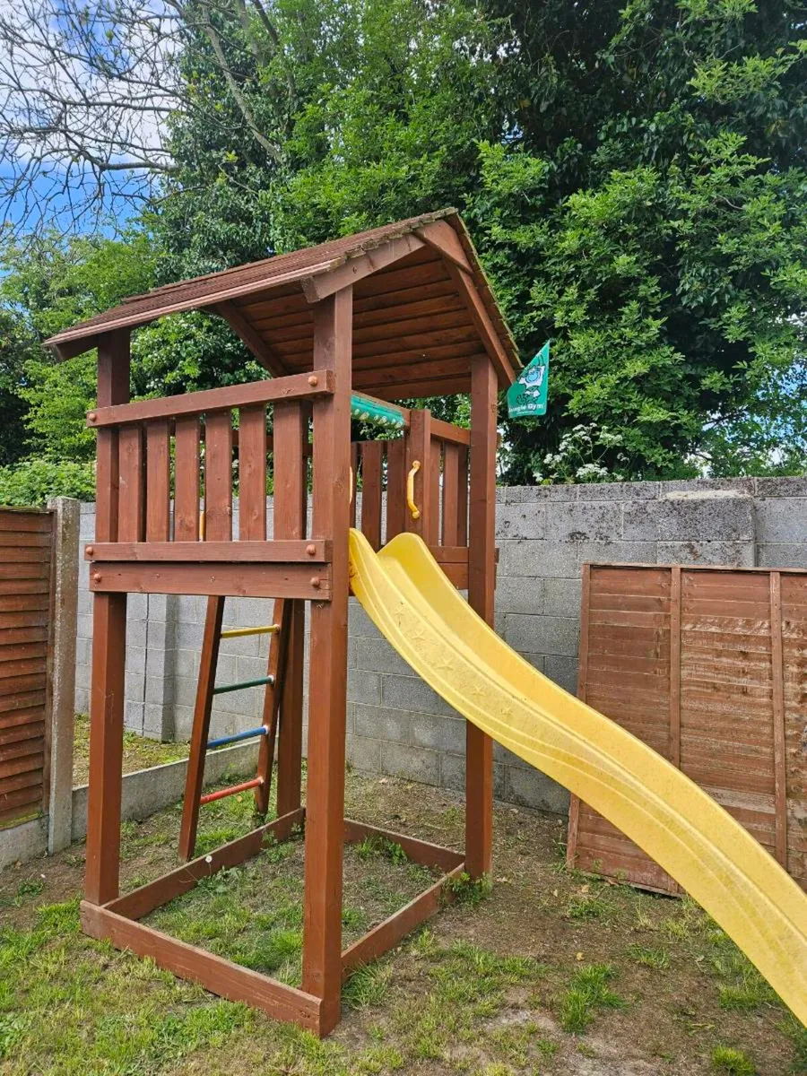 Children's outdoor play house and slide - Image 3