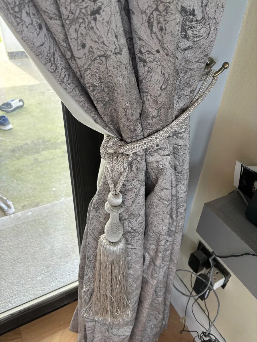 Curtains - Image 2
