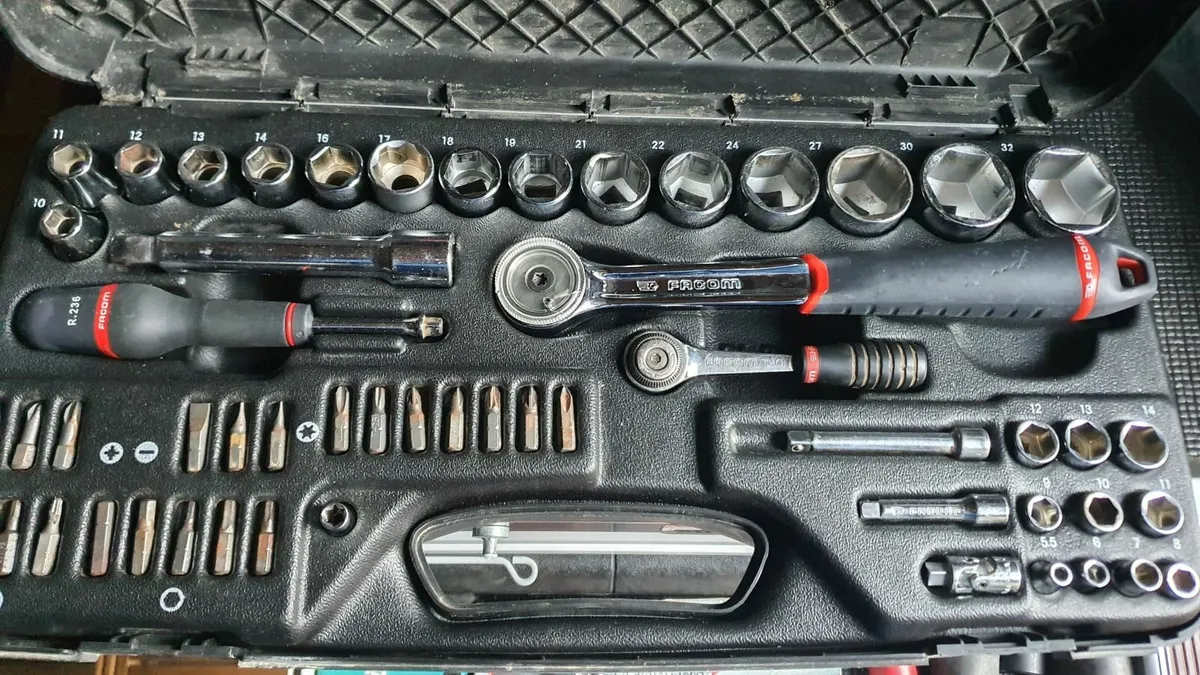 FACOM 1/4" + 1/2" Ratchet Socket Set - Image 1