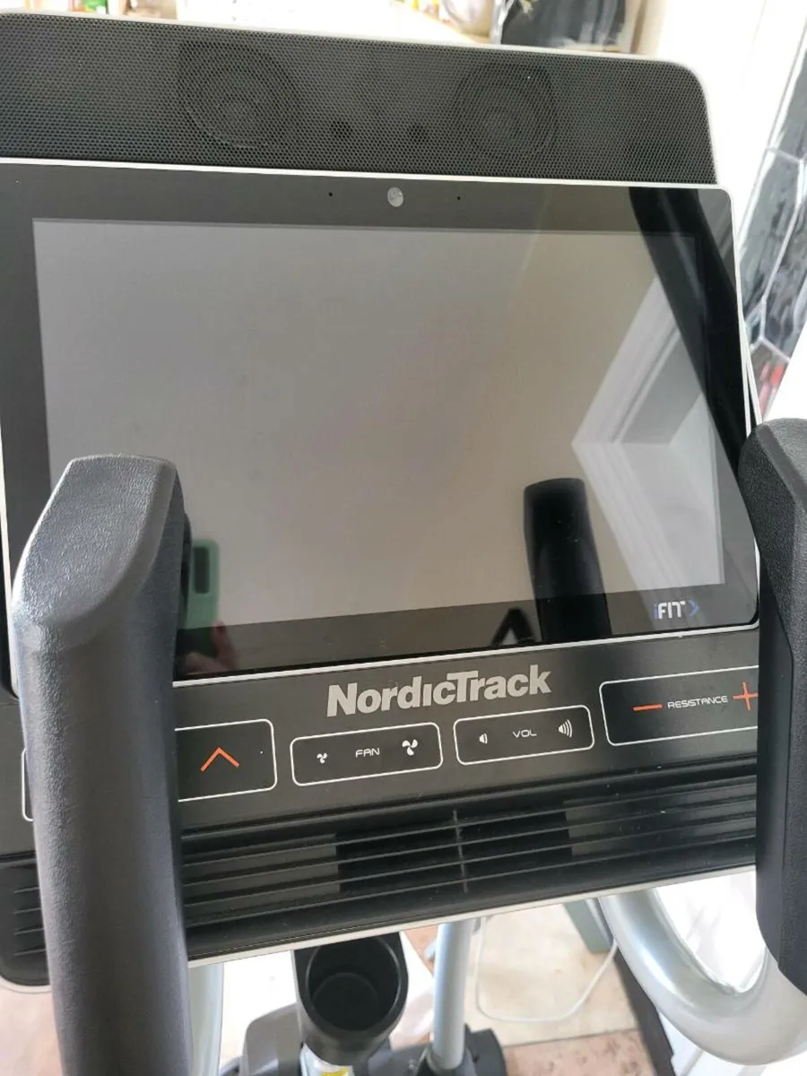 Nordictrack SE9i Cross Trainer with touchscreen - Image 1