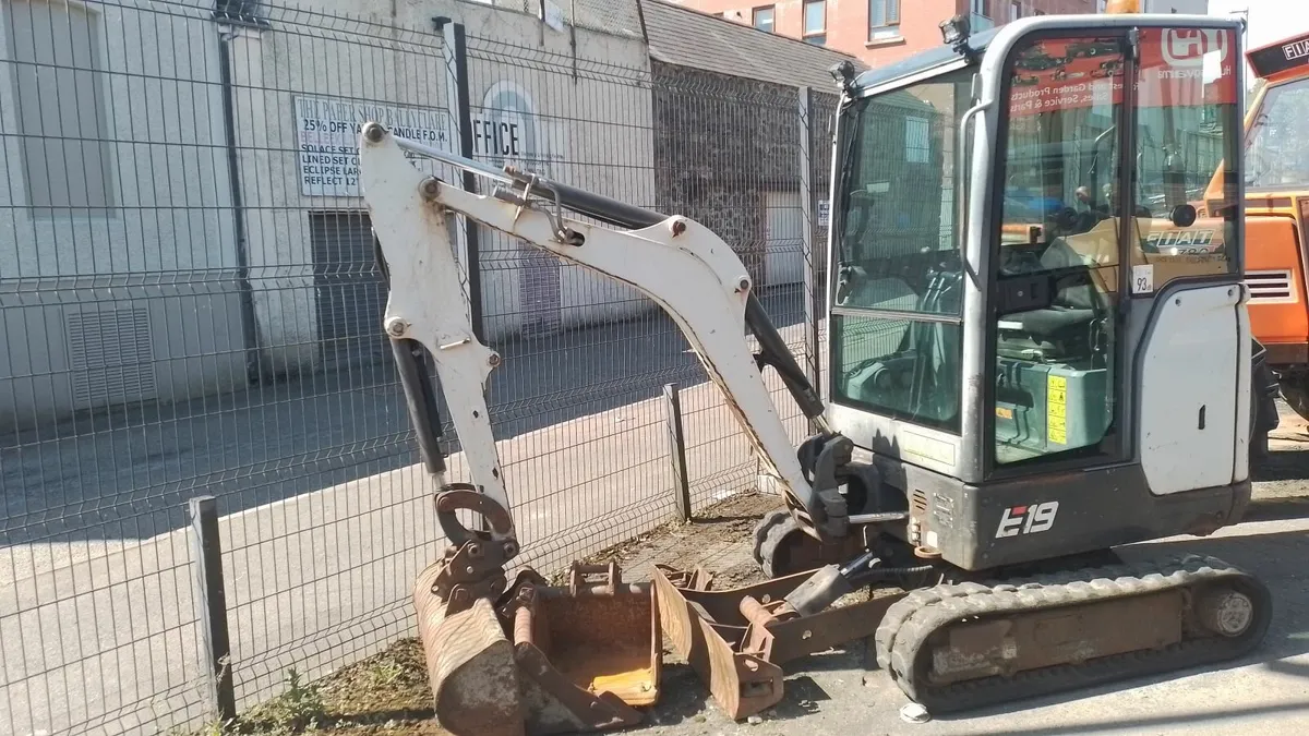 2015 Bobcat  1-9 tone digger - Image 1