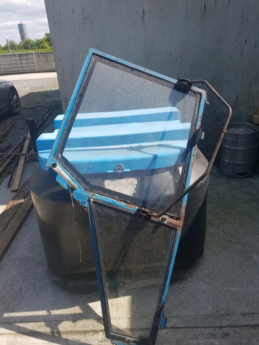 Cab glass - Image 1