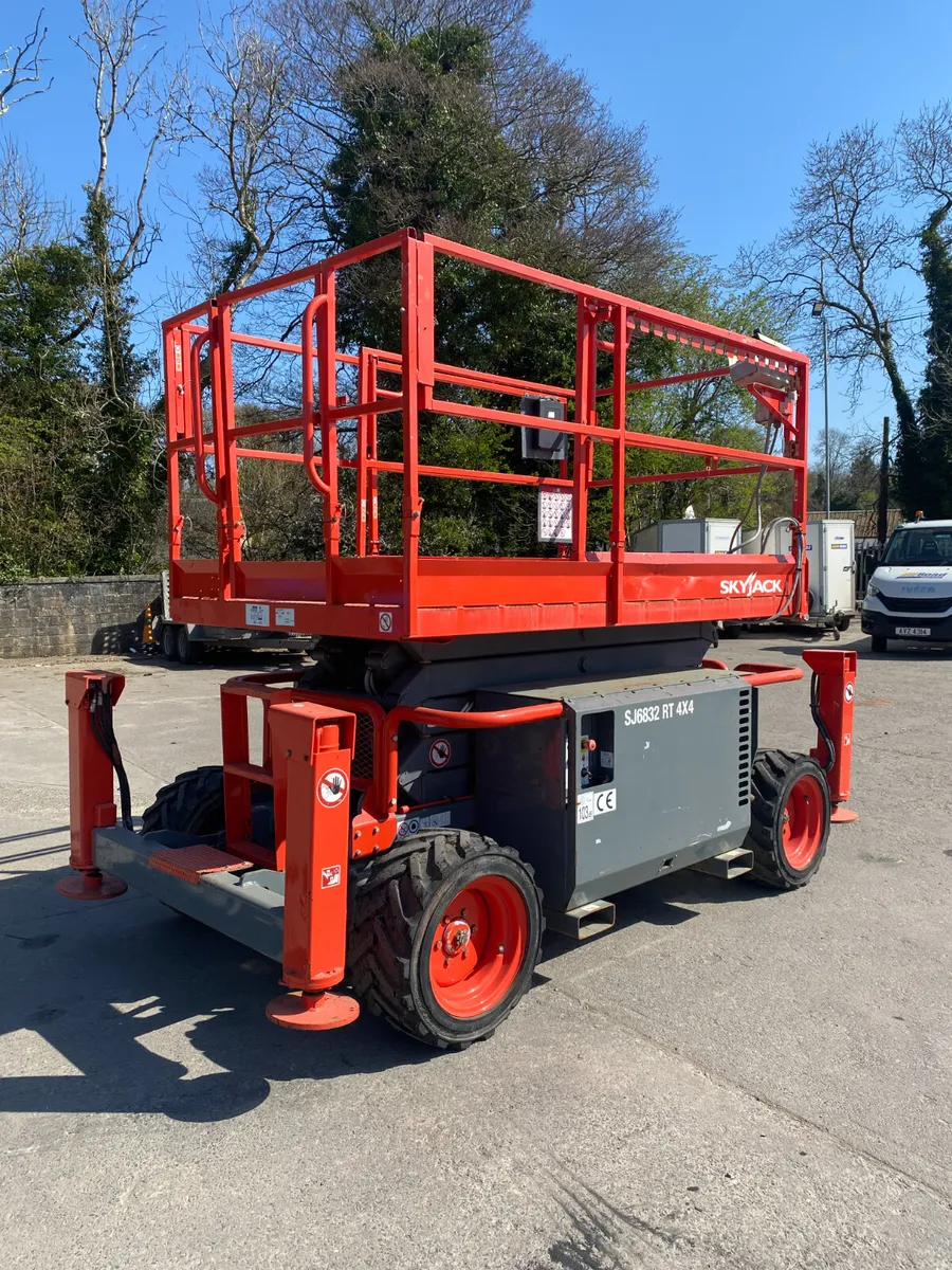 2014 SKYJACK SJ6832RT 38FT DIESEL SCISSOR LIFT - Image 1