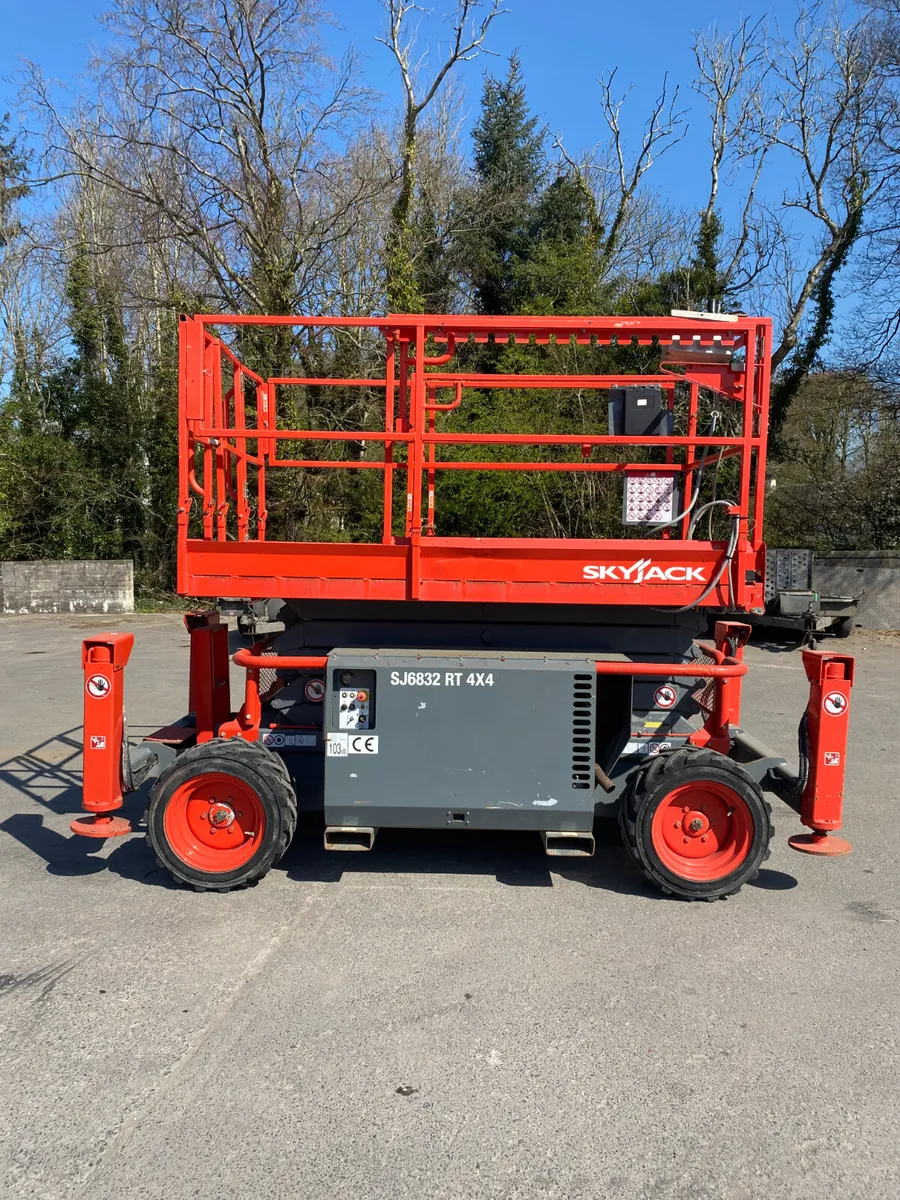 2014 SKYJACK SJ6832RT 38FT DIESEL SCISSOR LIFT - Image 2