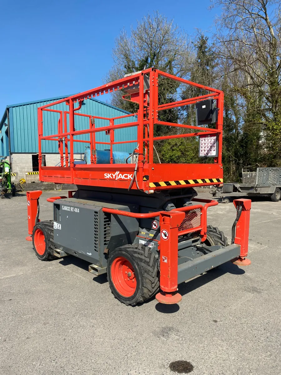 2014 SKYJACK SJ6832RT 38FT DIESEL SCISSOR LIFT - Image 3