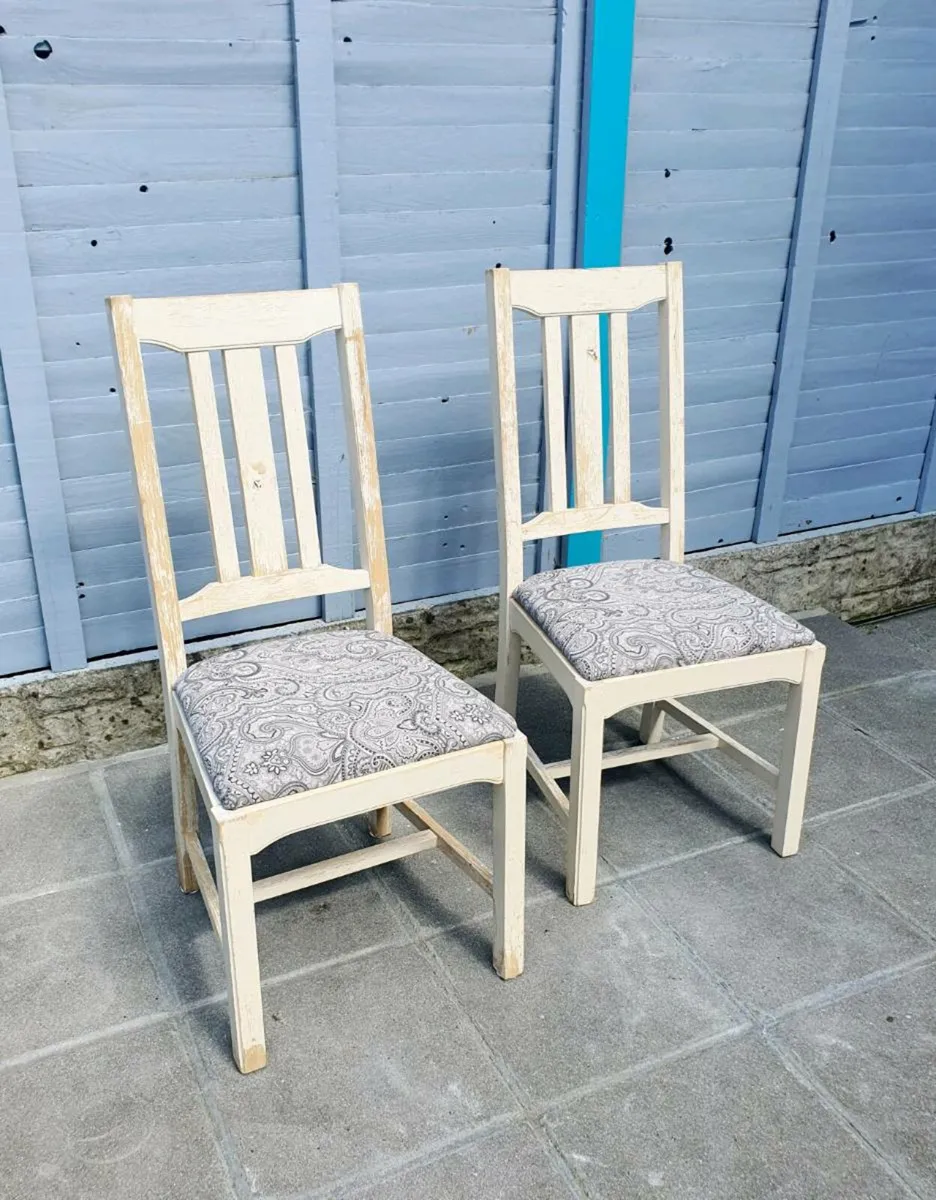 Pair of splid wood rustic chairs - Image 3
