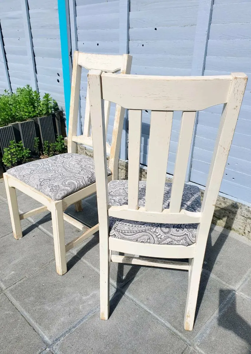 Pair of splid wood rustic chairs - Image 4