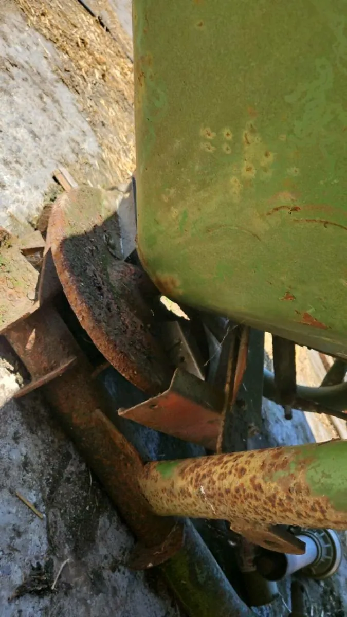 Harrow and fertiliser spreader - Image 2