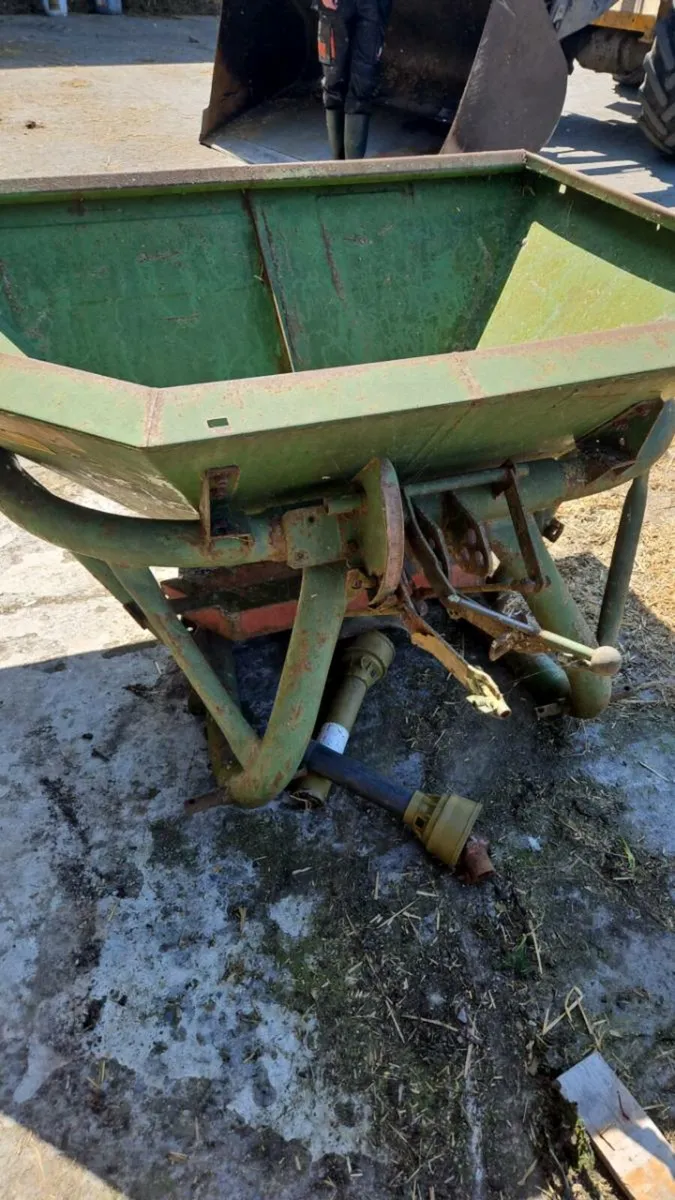 Harrow and fertiliser spreader - Image 3