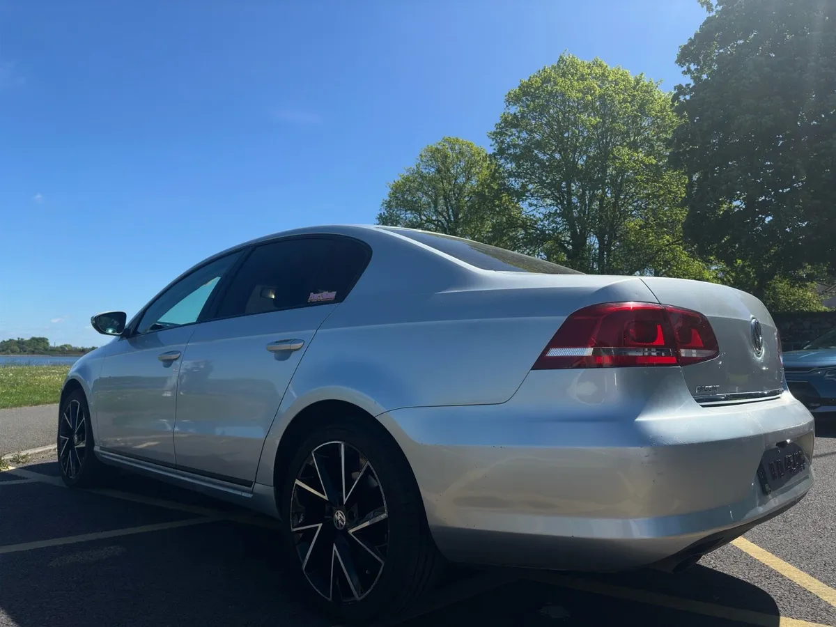 Volkswagen  Passat - Image 2