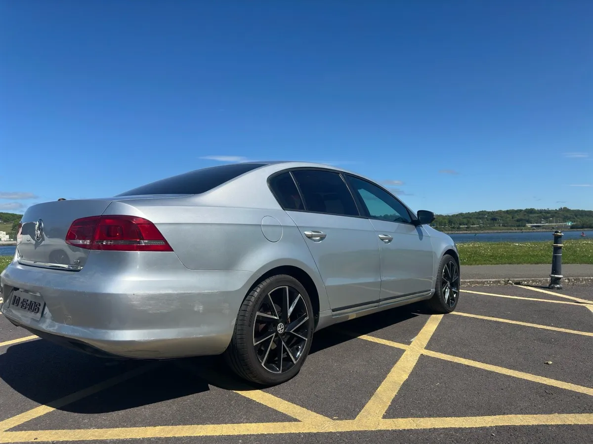 Volkswagen  Passat - Image 4