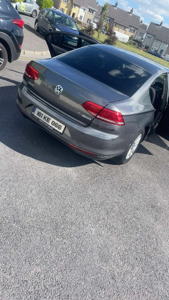 Volkswagen Passat 2016 - Image 2