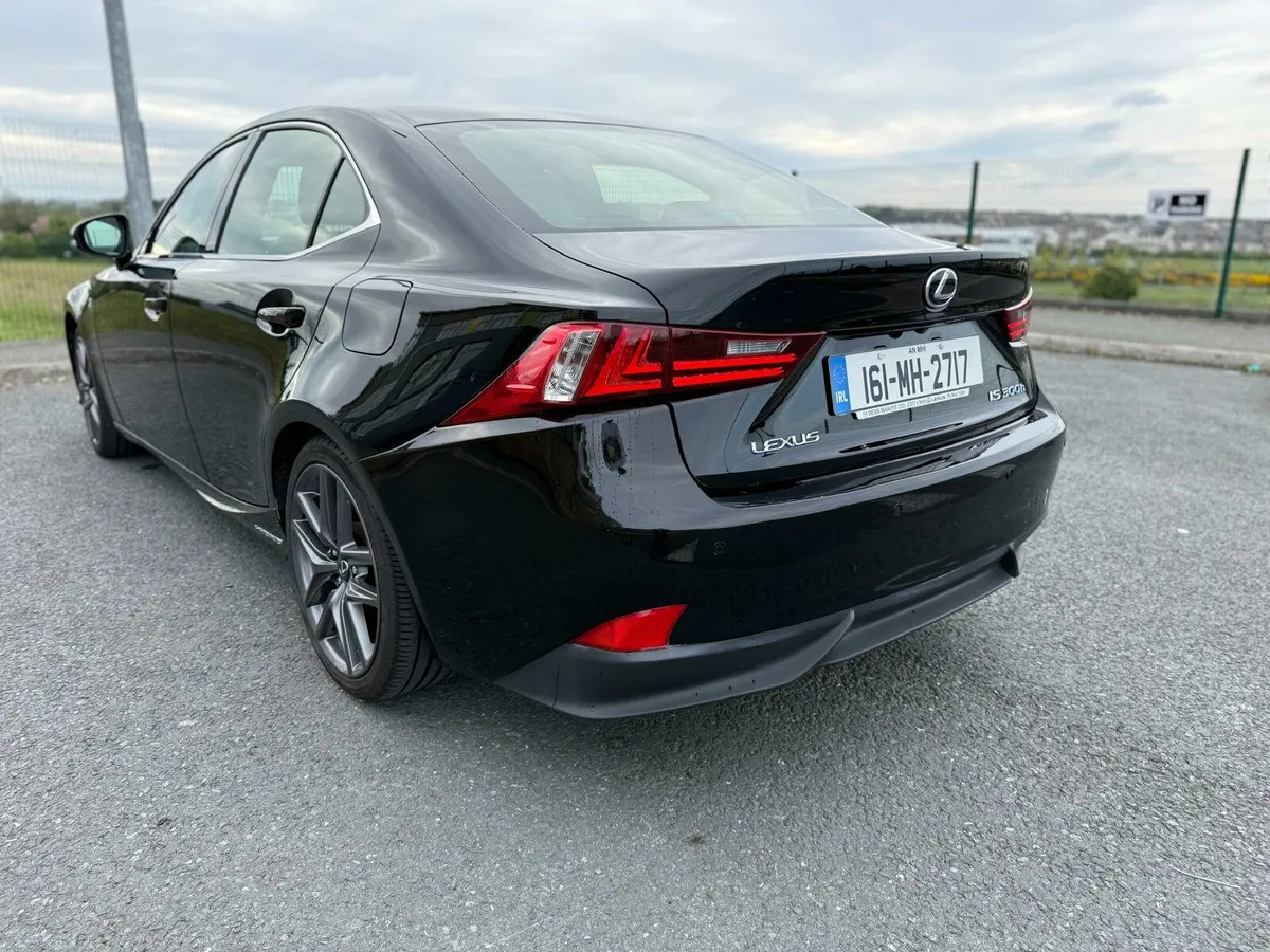 161 LEXUS IS300H F-SPORT 2,5 HYBRID AUTO - Image 1