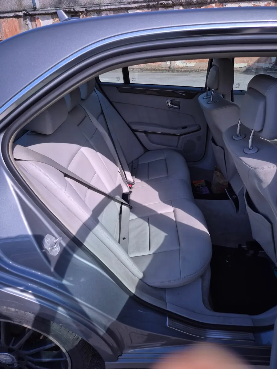 Mercedes-Benz E-Class 2011 - Image 2