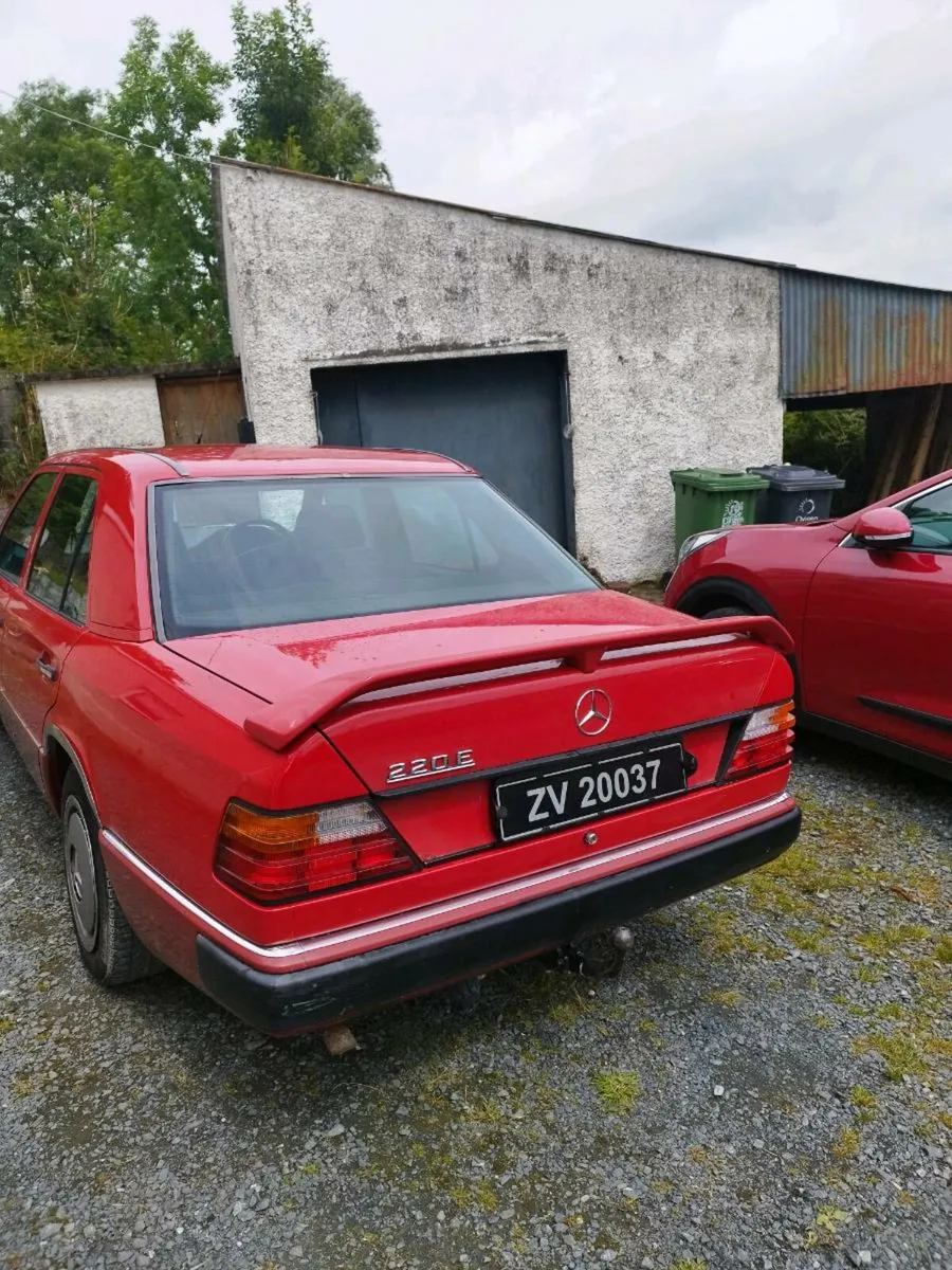 Price drop!vintage mercedes 220e - Image 4