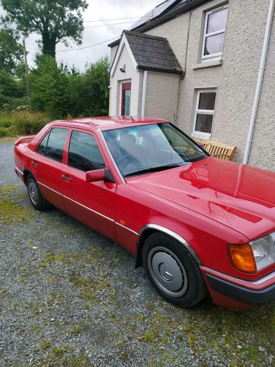 Price drop!vintage mercedes 220e - Image 4