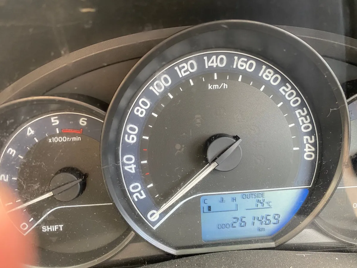 Toyota Auris 2016 - Image 2