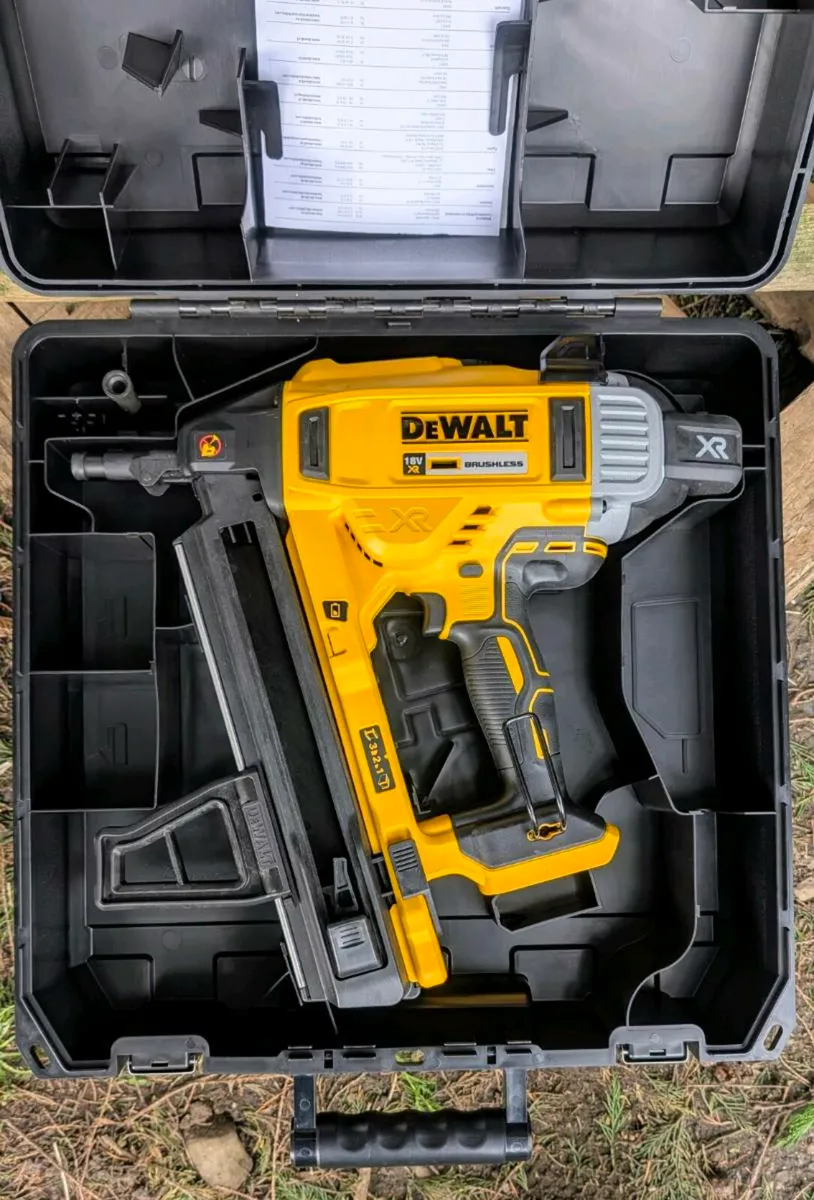 DeWalt Brushless 18v Concrete Nail Gun - New - Image 2