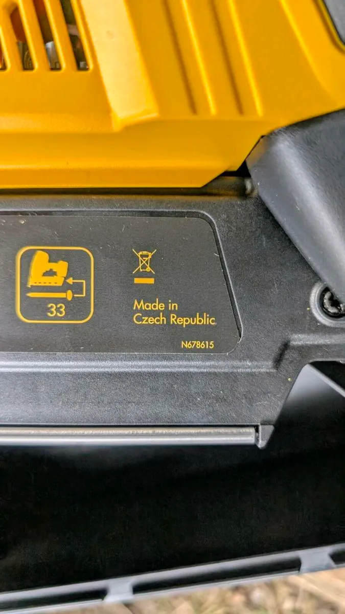 DeWalt Brushless 18v Concrete Nail Gun - New - Image 3