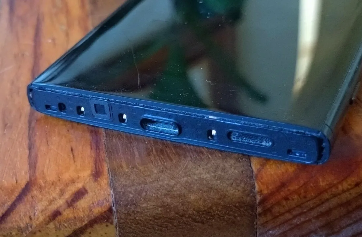 Used Sony Xperia XA2 and Unused Snakehive Case - Image 4