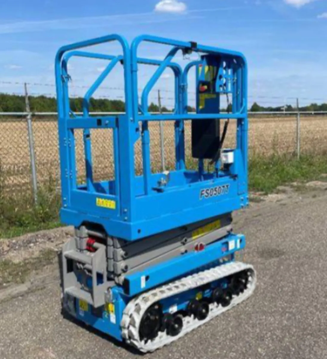 Tracked scissor lift - Image 1