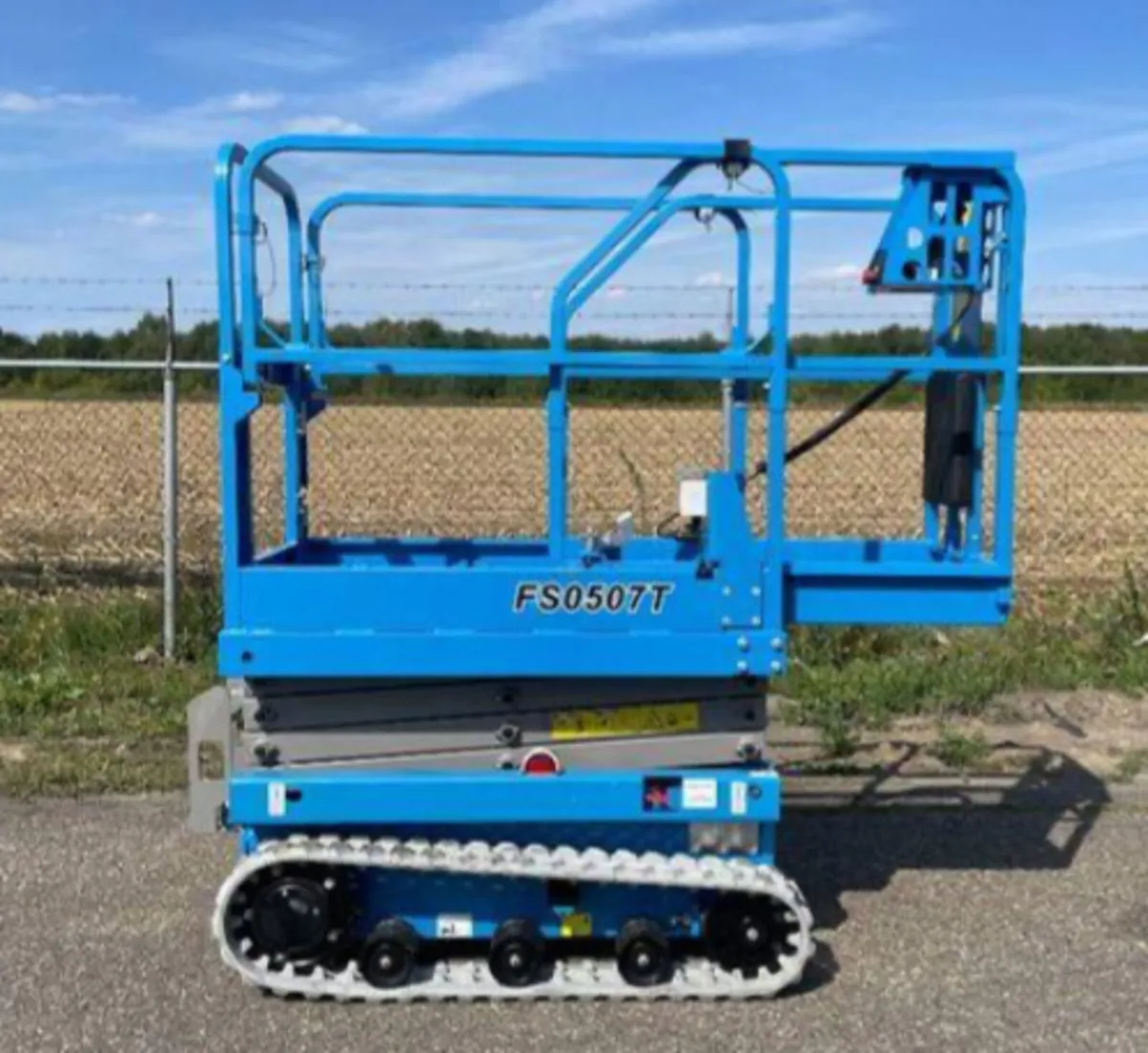 Tracked scissor lift - Image 2