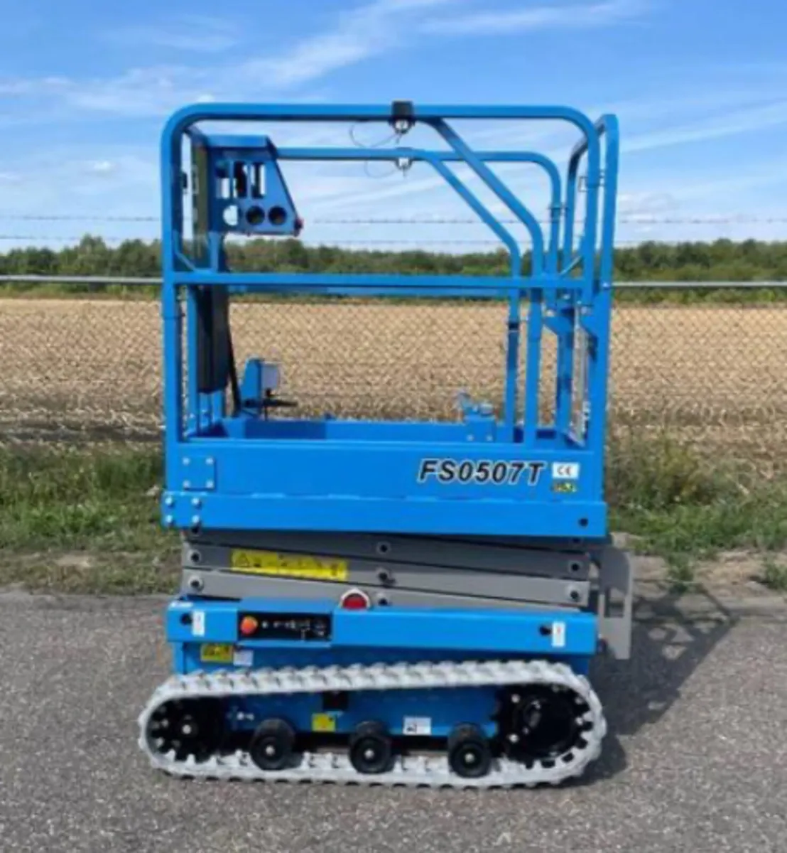 Tracked scissor lift - Image 3
