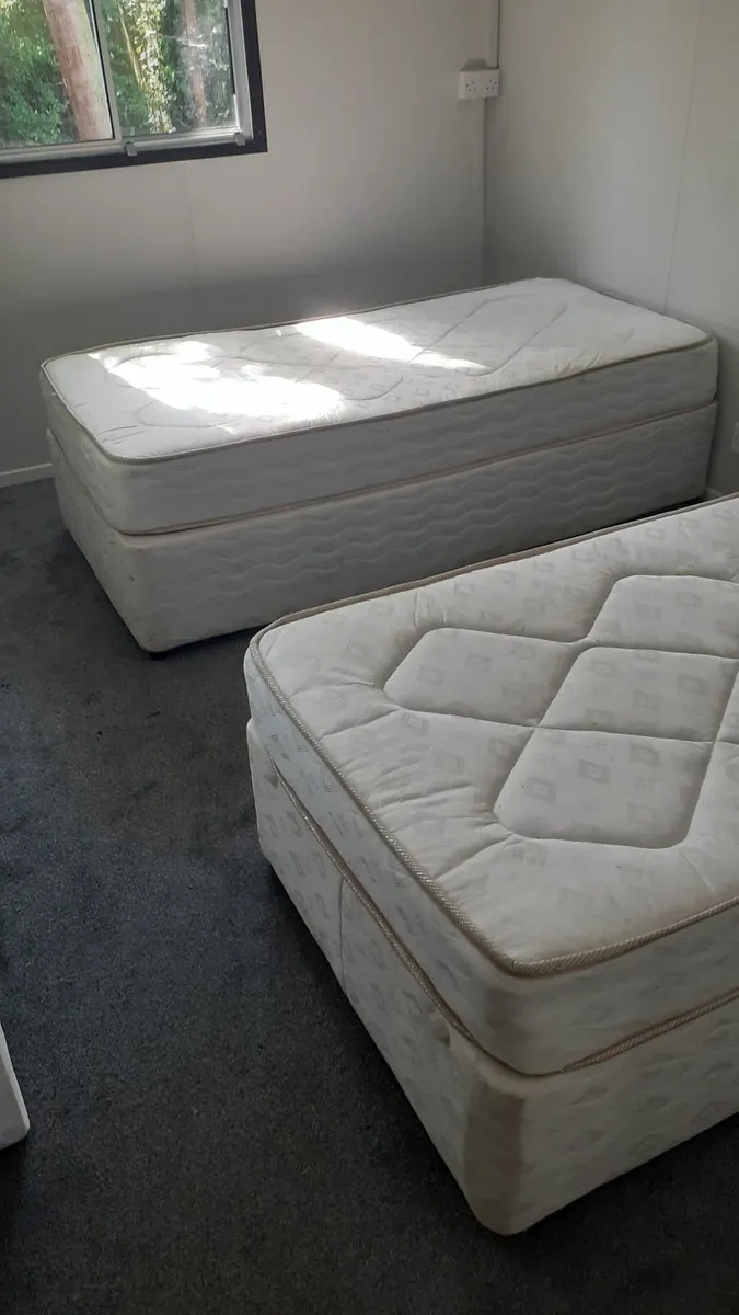 Single bed - Image 1