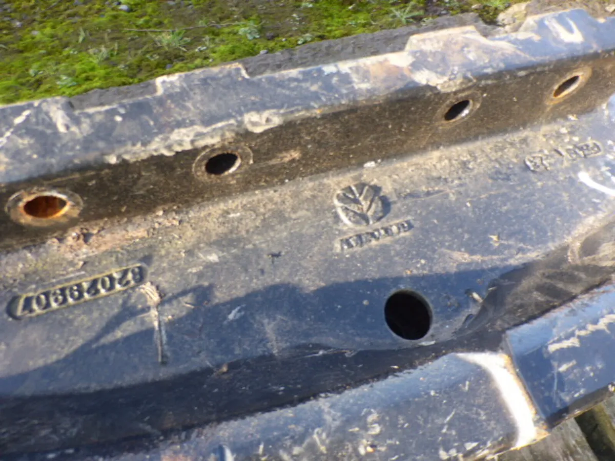 New Holland Fan Weight Block Carrier - Image 4