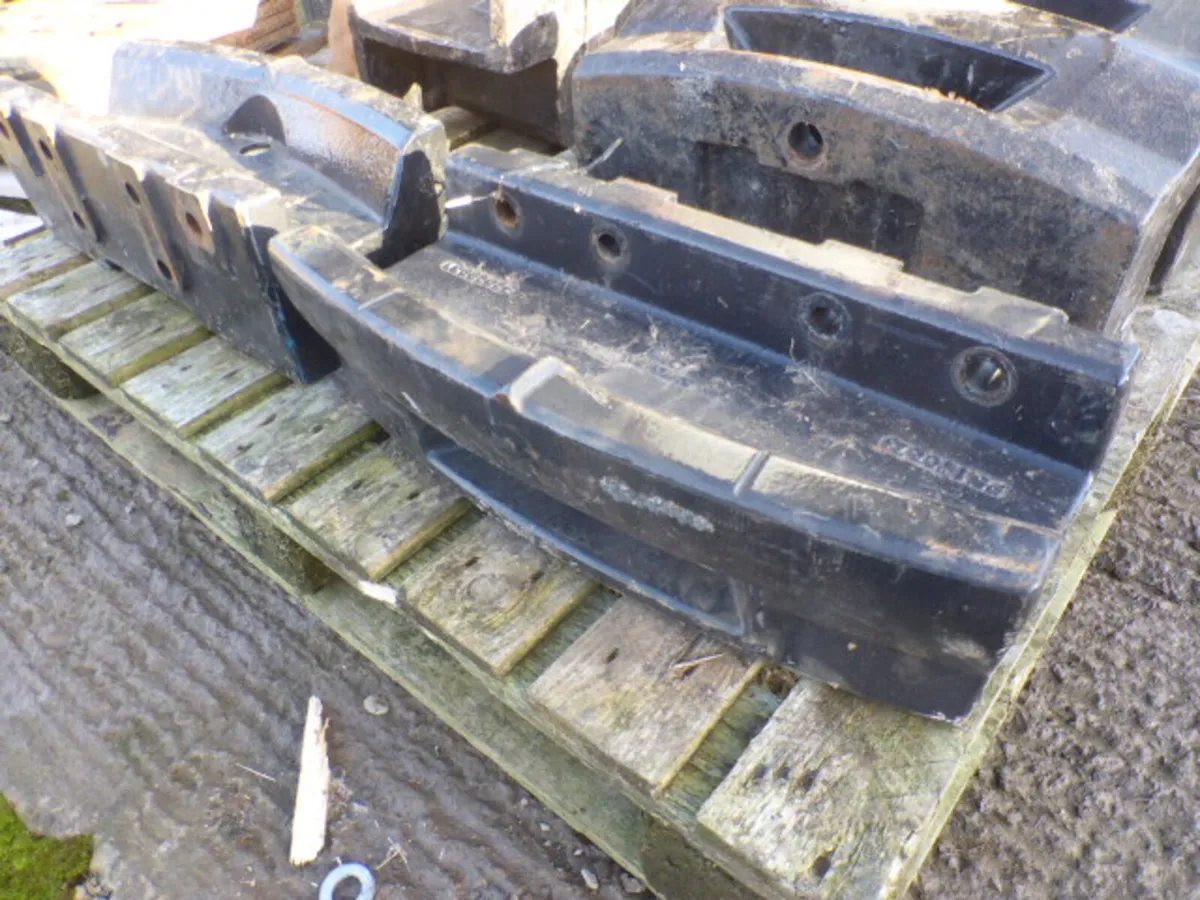 New Holland Fan Weight Block Carrier - Image 1