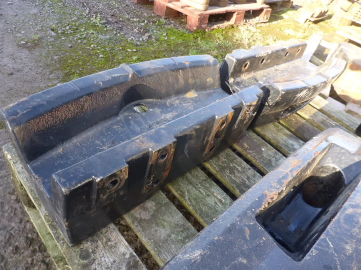 New Holland Fan Weight Block Carrier - Image 3