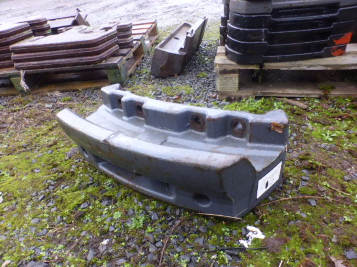 New Holland Fan Weight Block Carrier - Image 1