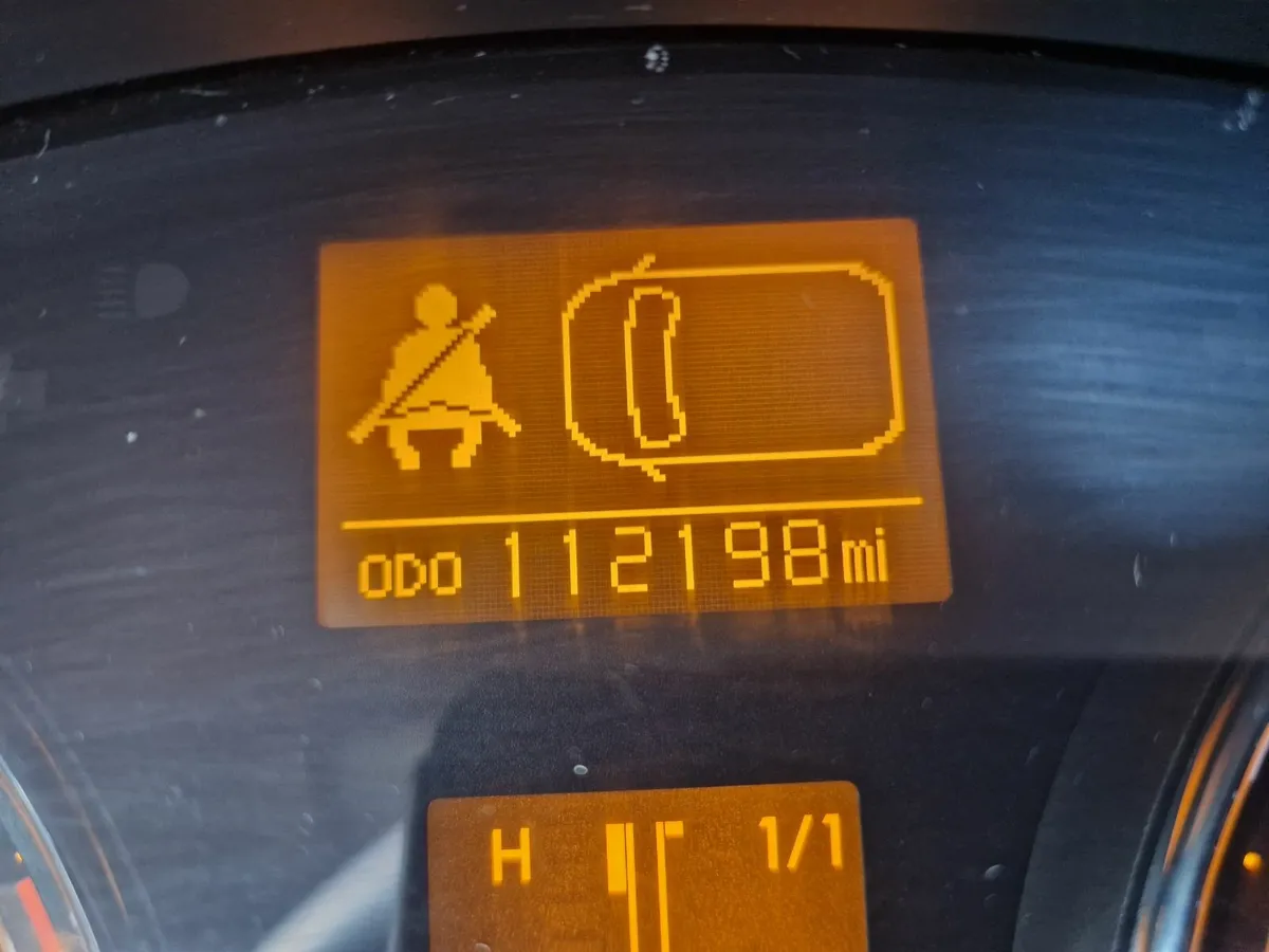 Toyota Avensis 2011 - Image 2