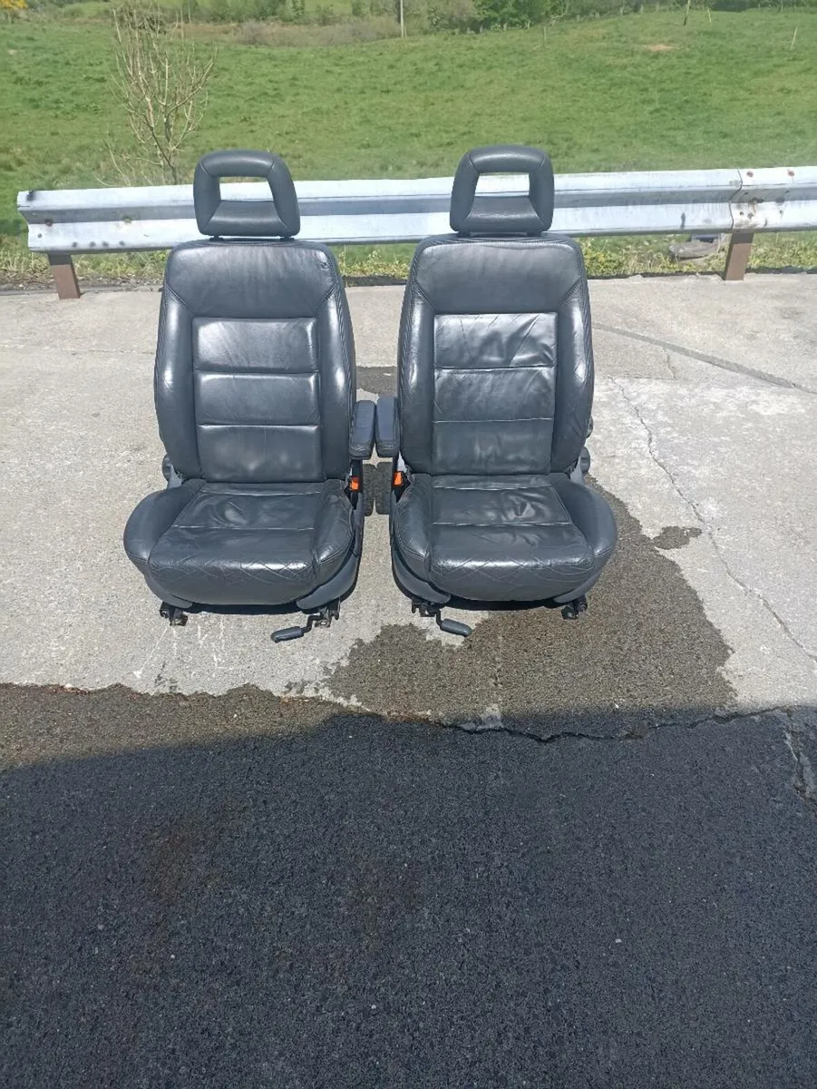 Swivel seats - Image 2