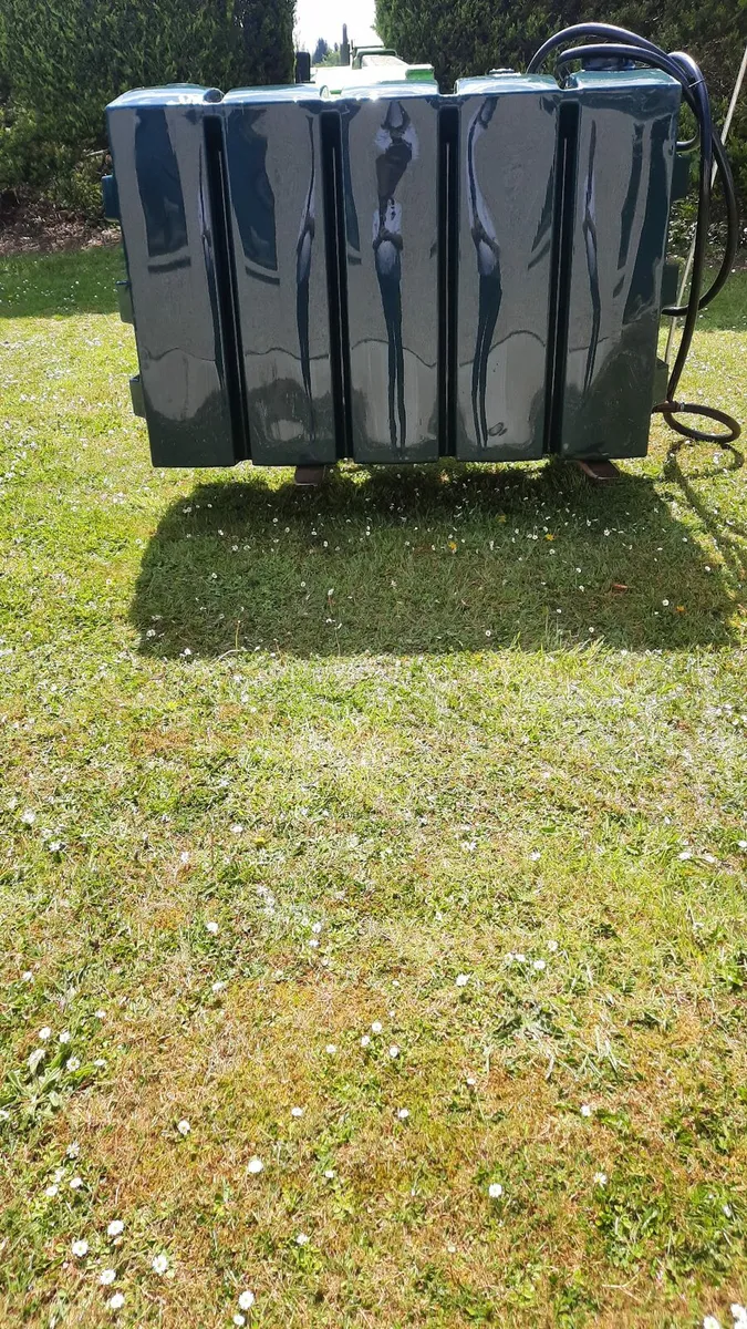 1000 litre oil tank-- good condition &hose and tap - Image 1