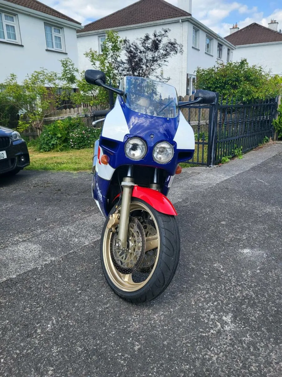 Honda CBR 400rr - Image 2