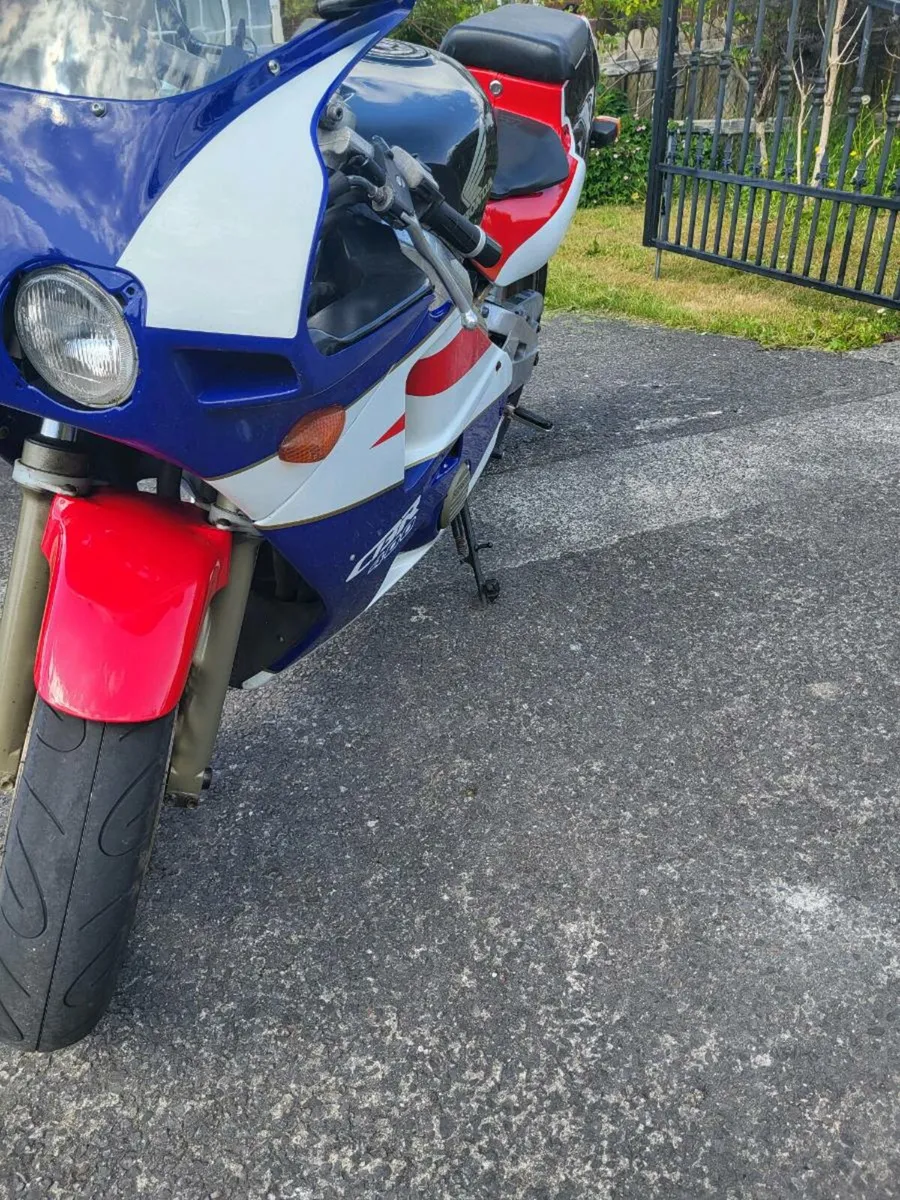 Honda CBR 400rr - Image 3