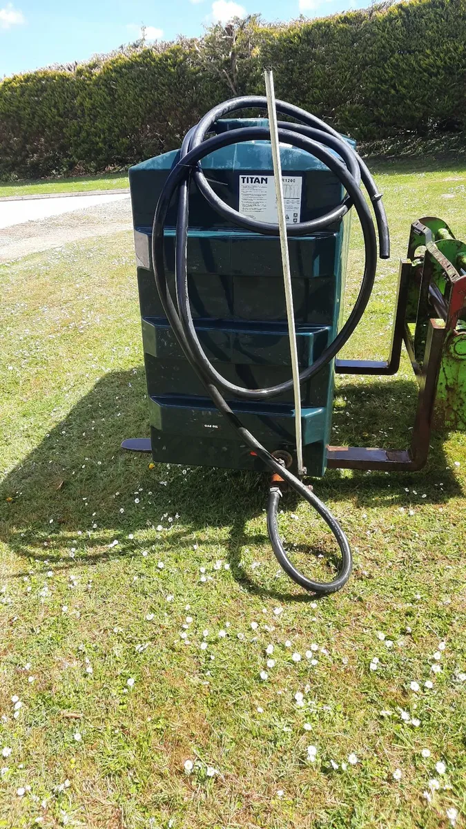 1000 litre oil tank-- good condition &hose and tap - Image 3