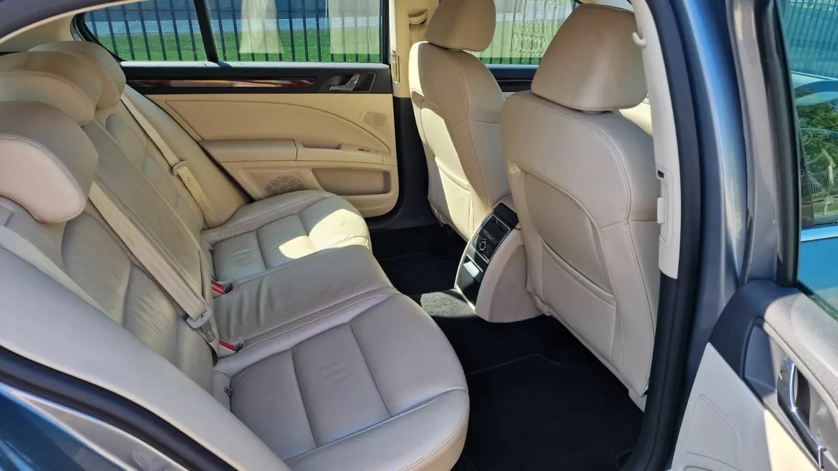 Skoda Superb 2011 - Image 2
