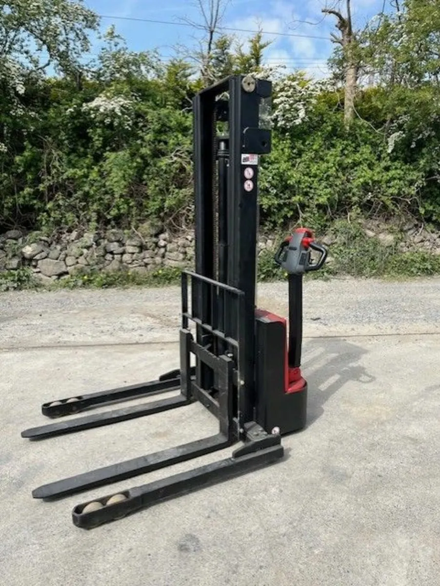 STRADDLE STACKER