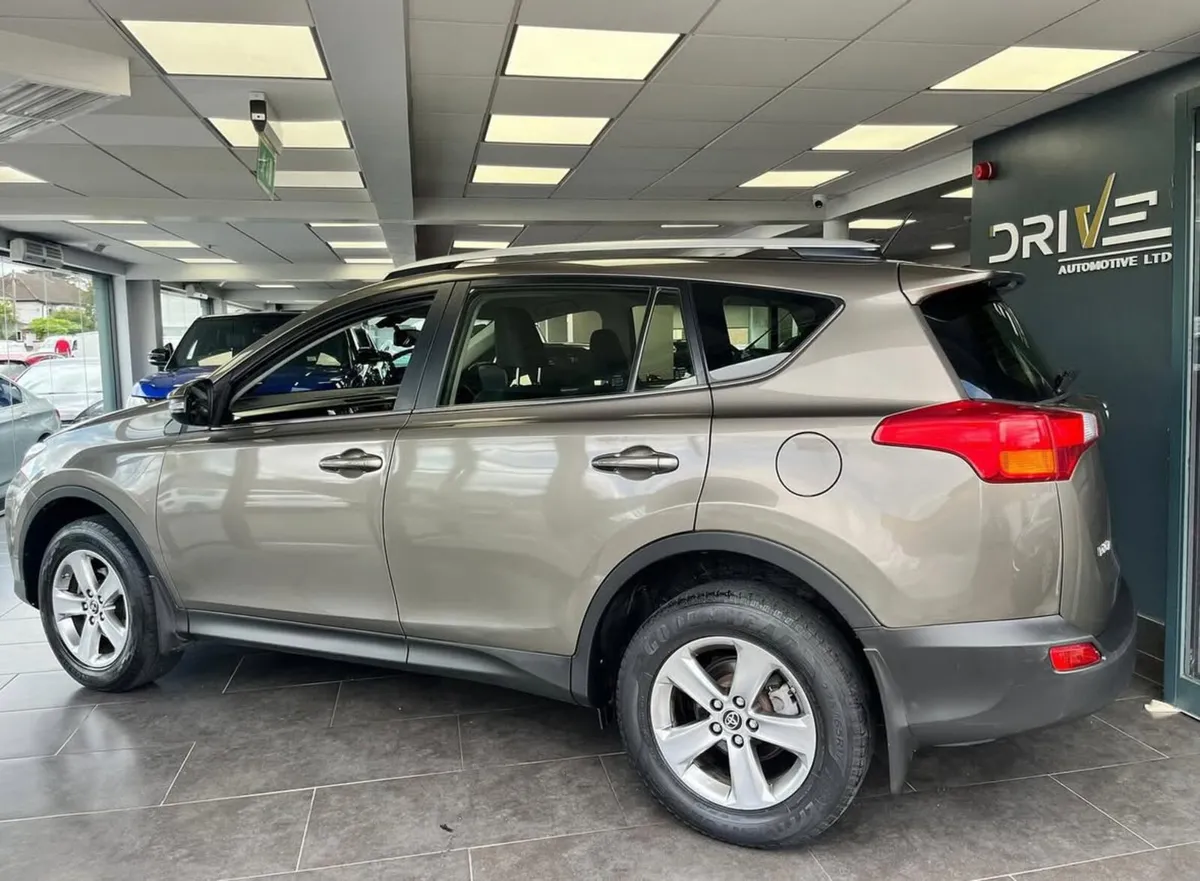 Toyota RAV4 2015 - Image 2
