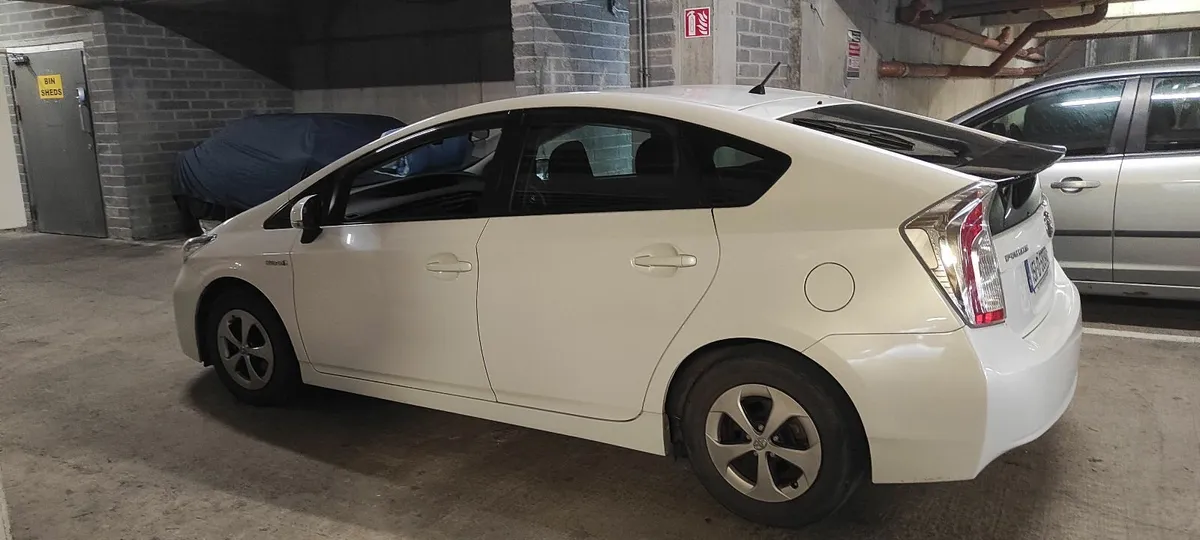Toyota Prius 2015 - Image 2