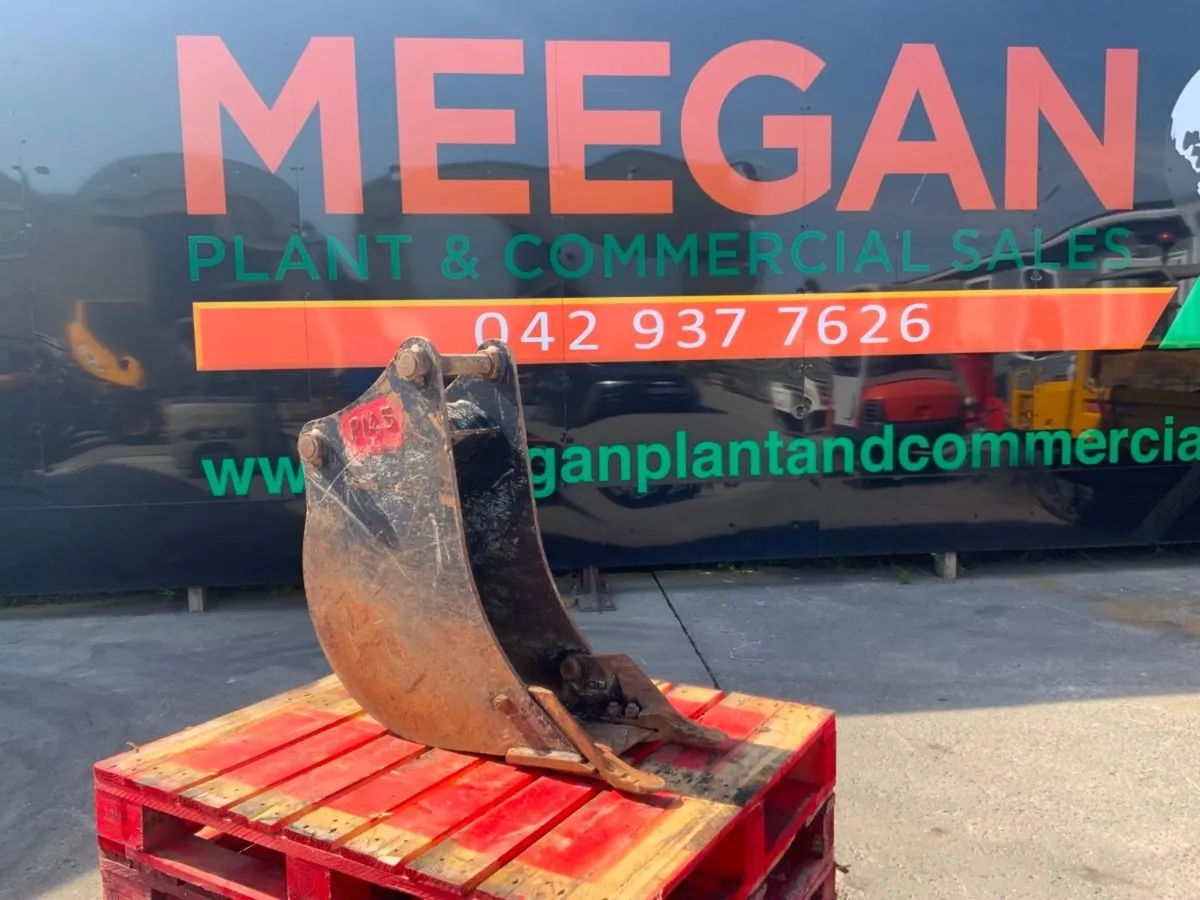 12" JCB 3Cx DIGGING BUCKET...45mm PINS.......597v. - Image 1