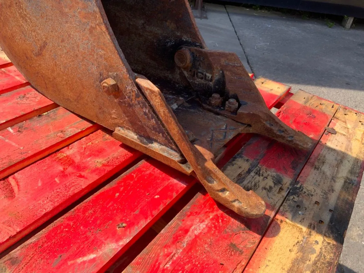 12" JCB 3Cx DIGGING BUCKET...45mm PINS.......597v. - Image 3