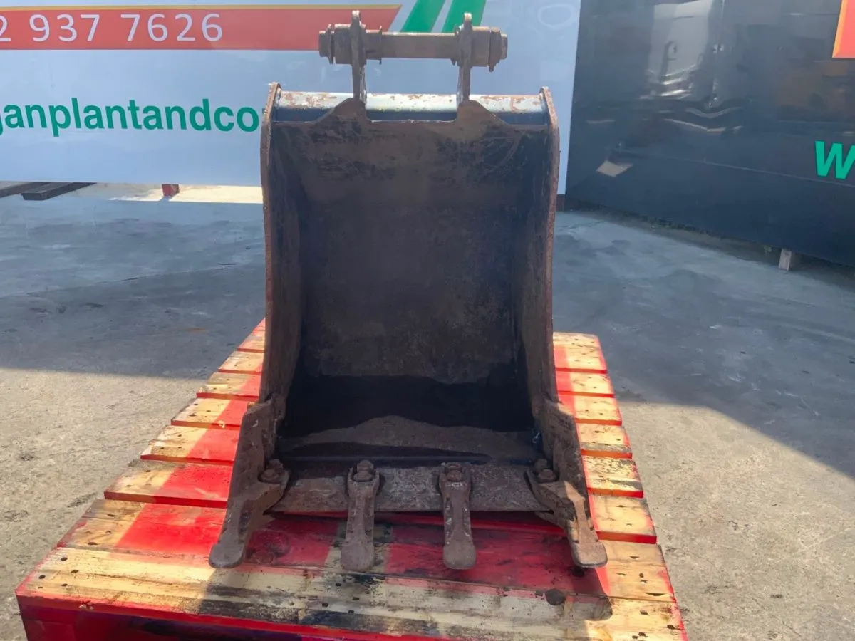 24" JCB 3CX DIGGING BUCKET...45mm PINS...598v. - Image 4