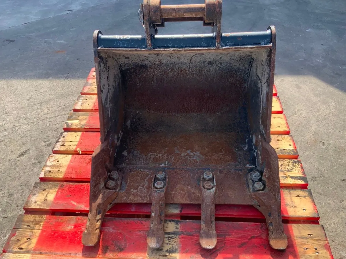 24" JCB 3CX DIGGING BUCKET...45mm PINS...598v. - Image 3