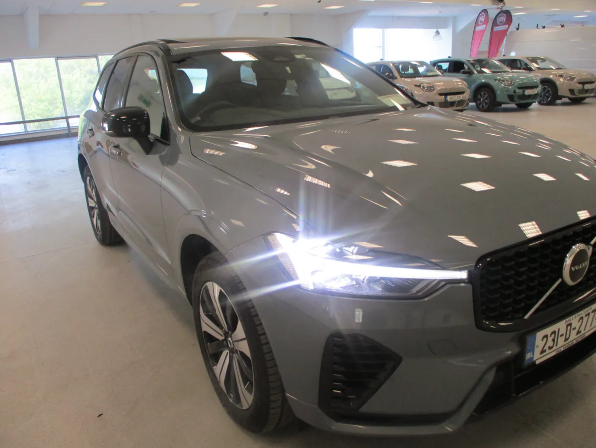 2023 Volvo XC60 T6 RECHARGE DARK PLUS - Image 3