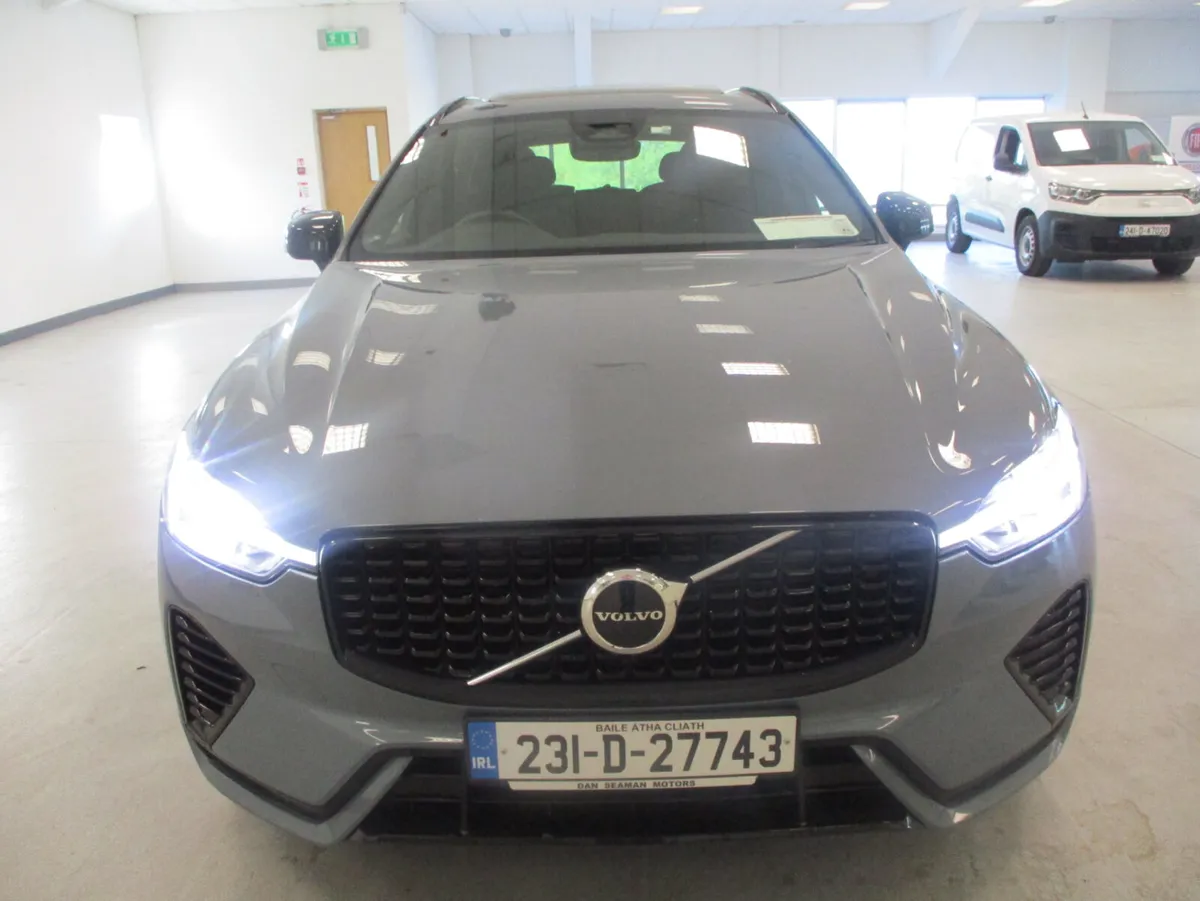 2023 Volvo XC60 T6 RECHARGE DARK PLUS - Image 4