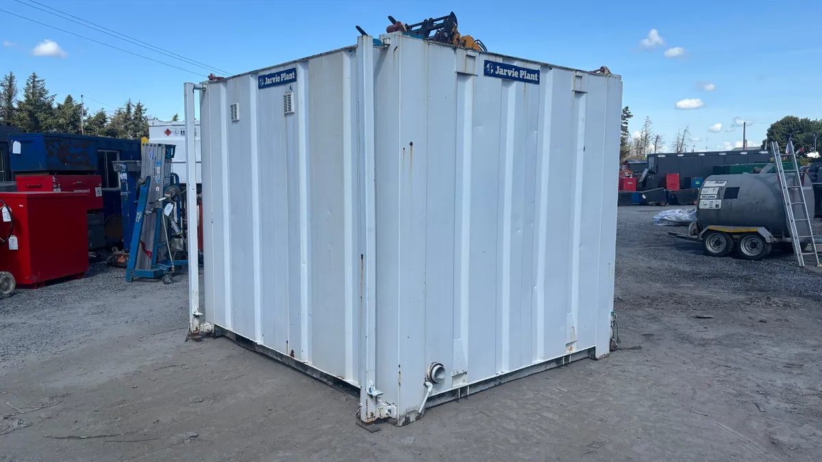 Twin Bathroom Toilet Unit - Image 4